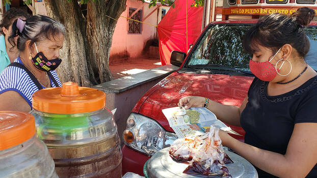 Indigene Verkäuferinnen auf einem Markt in Chiapas, Mexiko