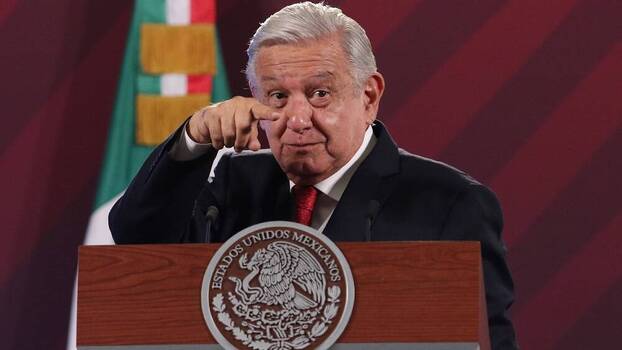 Mexikansicher Präsident Andres Manuel Lopez Obrador gestikuliert während der morgendlichen Pressekonferenz im Nationalpalast in Mexiko-Stadt, Mexiko, 24.05.2023.