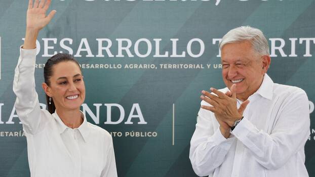 Präsident Andres Manuel Lopez Obrador und die designierte Präsidentin Claudia Sheinbaum bei einer Gedenkveranstaltung zur Tragödie im Kohlebergwerk Pasta de Conchos im Februar 2006, Nueva Rosita, Mexiko, 14. Juni 2024